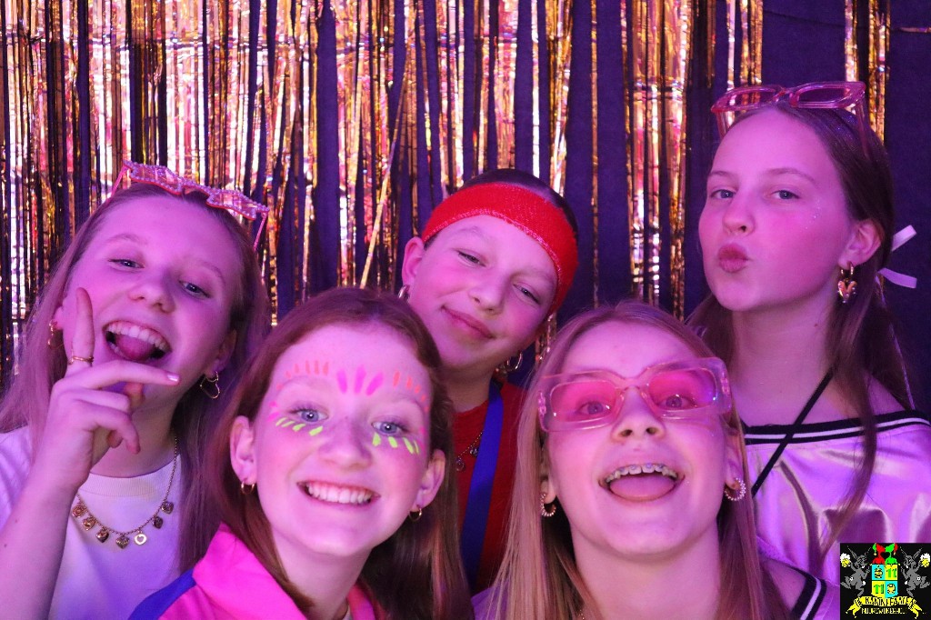 ../Images/Jeugd Opwarmbal Photobooth 411.jpg